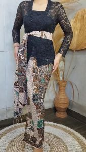 Kamen Lembaran Sutra Paris dan Selendang Batik Endek Bali Bawahan Berkebaya