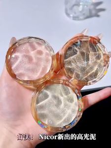 ไฮไลท์ตัวเด็ด ประกายชิมเมอร์ เนื้อเนียนละเอียด สร้างมิติให้ใบหน้า ทำให้ตัวเองดูสวยงามตามสไตล์สาวจีน ทำให้ดูสวยโดดเด่นมีมิติ ไฮไลท์สำหรับแต่งหน้า ติดทนนาน