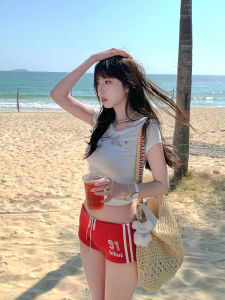 เสื้อยืดแขนสั้นผู้หญิงฤดูร้อนปี 2025 ทรงเข้ารูป ลายดอกไม้ ลูกไม้ คอตั้ง เสื้อผ้าทำงาน แฟชั่นสตรีท ลำลอง สไตล์หวานและเผ็ดร้อน