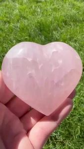 Đá Thạch Anh Hồng Tự Nhiên Hình Trái Tim Phồng Màu Hồng Đá Quý Pha Lê Tình Yêu Dùng Để Chữa Bệnh Và Trang Trí