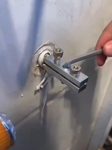 Compact Bolt Extractor Tool Kit - Effortlessly Remove Stubborn Stripped/Rusted Screws from Taps Valves & Pipes