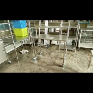 CMS โต๊ะสแตนเลส ความหนา 1 มม. ขนาด 50*110 ซม. สูง 90 ซม. ชั้นลอยวาง มีล้อ