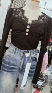 [a101]pro  เสื้อsweaterแขนยาว เนื้อผ้าร่องยือหนานุ่ม ผ้าเกรดดีมากใส่สบาย แต่งคอลูกไม้ กับกระดุมพลอยหรูพรีเมี่ยม