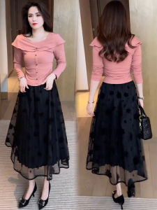 เสื้อยืดคอกว้างแขนยาวทรงสลิมฟิตสไตล์ฝรั่งเศสสำหรับผู้หญิง แฟชั่นฤดูใบไม้ผลิ 2025 เสื้อชั้นในทรงเข้ารูปหวานๆ บางๆ