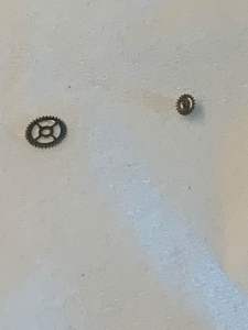 Đồng hồ nam automatic mặt 1 lịch còn đẹpcơ tự động lỗi không chạy size nam 35mm  vỏ xi xấu  máy đẹp bị rơi 2 bánh răng như ảnh bán tự sửa chữa hoặc lấy linh kiện