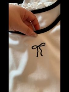 Korean Dress💟เสื้อยืดผู้หญิงเสื้อเชิ้ตหญิงสไตล์เกาหลี คอกลม เย็บตะเข็บสีตัดกัน ผูกโบว์ แขนสั้นระบาย