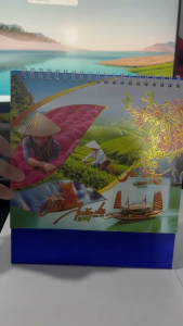 LỊCH ĐỂ BÀN 2027 - LỊCH BÀN CHỮ A VUÔNG - (17x19CM) - LỊCH BÀN CHỮ A 2027 - CHIÊU TÀI KHỞI LỘC