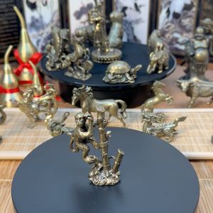 Tượng Đồng Thau Hình Con Khỉ Leo Cây (Kích cỡ: 5.6cm)