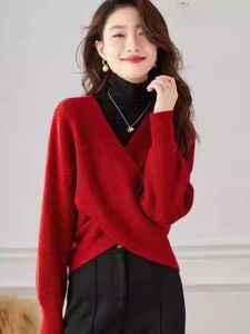 สีแดงปีใหม่ เสื้อสเวตเตอร์ ผู้หญิง ฤดูใบไม้ร่วง ฤดูหนาว สลิมฟิต คอวี Cross ดีไซน์ แขนยาวถักสบาย อุ่น สไตล์การเดินทาง