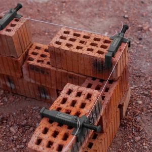 เครื่องมือก่อสร้างสำหรับงานก่อสร้างก่ออิฐบุผนังโครงลวดอิฐตัววิ่งตัวสร้างพวงกุญแจที่เปิดขวด