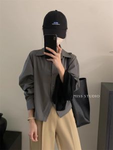 เสื้อเชิ้ตคอโปโลสีเทาทรงหลวมแขนยาวสไตล์ย้อนยุคสั้นสำหรับผู้หญิง ทรงหลวม ทรงปกติ ผ้าฝ้ายผสมโพลีเอสเตอร์