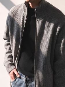 เสื้อสเวตเตอร์คอปกตั้งสไตล์ย้อนยุคสไตล์อเมริกันสำหรับผู้ชาย แขนยาว ทรงสลิมฟิต เสื้อคลุมคาร์ดิแกนคอปกต่ำ ขนแกะเทียม