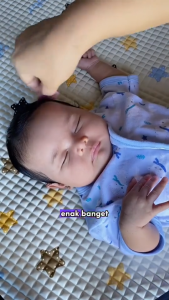 Cussons Baby Hair Lotion Almond Oil & Honey 100ml / 200ml - Losion Rambut Bayi Alami dengan Minyak Almond & Madu untuk Menebalkan Rambut Bayi