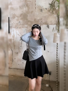 Áo thun dài tay trễ vai chấm bi màu xám dành cho nữ với những nếp gấp không đều