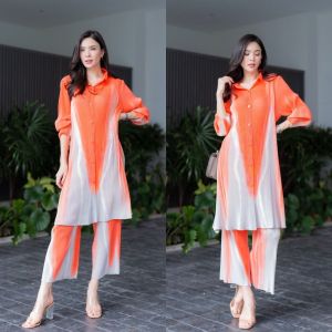 ชุดเซตอัดพลีท ไล่เฉดสีทูโทน 🥰 สวยงาม พร้อมส่ง ให้สาวๆ สวยสับ เฉิดฉาย บนRunways แล้วค่า  ตัวเสื้ออัดพลีท แบบถี่ ทรงคอปก แต่งกระดุมเรียงยาว เปิด/ปิด ได้ทั้งชุด แพทเทิร์นตัวยาว  ปล่อยเฉลียงด้านข้าง กรุยกราย สวยงาม ✨✨  กางเกงอัดพลีทลอนถี่ ทรงขายาว ขาบาน รุ่น