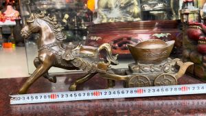 Tượng ngựa kéo xe tài lộc bằng đồng hun giả cổ dài 43cm cao 21cm