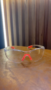 แว่นตาเซฟตี้ CL-168 ปกป้องดวงตาจากเศษโลหะและฝุ่นละออง ป้องกันรอยขีดข่วน มียางลองขาแว่นช่วยลดการกดทับขณะสวมใส่ วัสดุ polycarbonate และเคลือบสาร Antifog ให้ความปลอดภัยสูงสุด