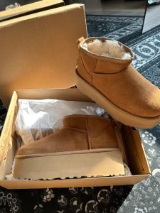 Dongyu Zhou สไตล์เดียวกัน ผู้หญิง สบาย ลำลอง Classic Mini สีทึบด้านล่างหนาแฟชั่นรองเท้าบู๊ตหิมะสั้น ฤดูหนาว