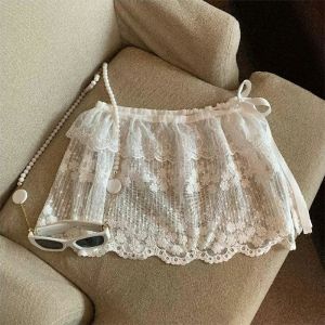 wa🌼 2025 ฤดูใบไม้ผลิ กระโปรงทรงเอ ทรงหลวม กระโปรงสั้นผ้าตาข่ายลูกไม้สีขาว ดีไซน์เก๋ไก๋ สำหรับผู้หญิง 