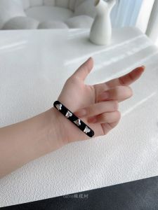 กิ๊บติดผมรูปหัวใจคริสตัลสีดำหรูหรา กิ๊บติดผมแบบมีด้านข้าง กิ๊บติดผมแบบปากเป็ด กิ๊บติดผมสำหรับผมชั้นในและผมหนา