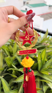 Khánh treo gương xe ô tô bông sen 5 cánh hình cờ Đảng mạ vàng mang lại bình an và may mắn