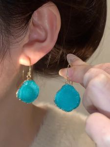 ต่างหูจี้เพชรทรงรูปตัวอักษรแบบไม่สมมาตรสีน้ำตาลสดใหม่ แฟชั่น 2025 ดีไซน์ไม่ซ้ำใคร เครื่องประดับหูสำหรับผู้หญิง