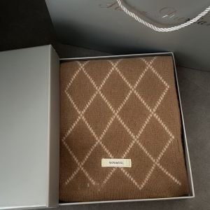 ผ้าพันคอสีแดงทรงเพชรถักผ้าขนสัตว์ 100% สำหรับผู้หญิง ฤดูใบไม้ร่วง/ฤดูหนาว เสื้อผ้าแฟชั่นฤดูใบไม้ร่วง/ฤดูหนาว