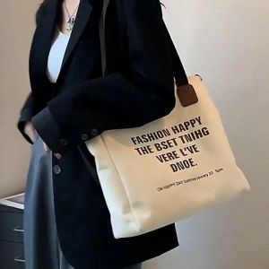 NQshop มาใหม่  กระเป๋าผ้าแฟชั่นหญิง  เป็นงานผ้า เปื้อนก็ซักได้ ทรงสวย ใบใหญ่ใส่ของได้เยอะ สีสันคุมโทนแมทช์ง่าย เข้ากับทุกการแต่งกาย รุ่นนี้ปังมาก สั่งเลย