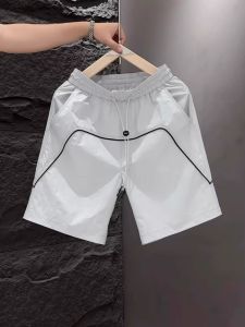 กางเกงขาสั้นชายทรงหลวมพิเศษสีขาวสไตล์ลำลองสำหรับฤดูร้อน 2025 กางเกงขาสั้นชายหาดที่สวมใส่สบายสำหรับวัยรุ่น