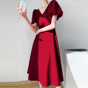 ชุดเดรสยาวคลุมเข่าแขนพองคอวีสีแดง ชุดราตรีทรงเอไซส์ใหญ่ ชุดเดรสผู้หญิงฤดูร้อน ชุดราตรีสุดหรู ชุดเดรสยาวคลุมเข่า