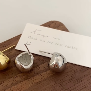 Pharaoh🍓Anting-anting Trendi Gaya Keren untuk Wanita Anting-anting Logam Sederhana dan Mengkilap Anting-anting Bentuk C yang Fashion