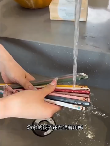 【 In Stock 】5 Pairs of Family-sized Chopsticks Food-grade Antibacterial Alloy Chopsticks Not Prone to Mold High Temperature Resistant and Paint-free Penyepit筷子