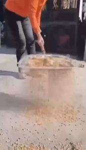 Xẻng lưới sàng rất tiện dụng cho nhà nông chất liệu thép rất bền. hàng chính hãng GUMBO