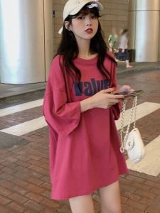 เสื้อยืดแขนสั้นผ้าฝ้ายสีชมพูสดสำหรับผู้หญิงในช่วงฤดูร้อน เสื้อแขนสั้นหลวมๆ สไตล์เกาหลี ทรงยาวปานกลาง เสื้อผ้าทำงาน