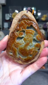 burma jadeite caishen  招财进宝💰颜色也非常“财”气 💯天然黄绿翡翠财神爷手握/挂饰   雕工精美 整个很有福像喜庆👍   边部与后方保留着天然原皮✅  高Height: 9cm  宽width: 6.5cm  厚度thickness: 2cm  重weight: 203g  📍Johor Bahru 区可自行取货或邮寄服务
