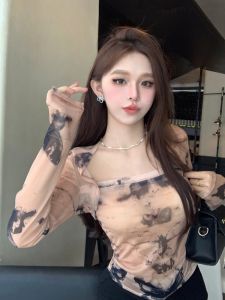 GUZILIAN | เสื้อยืดคอกว้างลายผีเสื้อแขนยาวสำหรับผู้หญิงในฤดูใบไม้ร่วง สไตล์อเมริกัน ลายดอกไม้ แฟชั่นฤดูร้อน เสื้อผ้าทำงาน