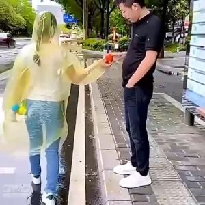 Colourful Ball Raincoat Disposable Lightweight Hook Hanging Easy To Carry Rainy Travel Thickened Waterproof Multicolor Multifunctional Durable Easy Use Baju Hujan Bola Gantung Cangkuk Ringan Pakai Mudah Dibawa Perjalanan Kalis Air Mudah Guna 球形便携雨衣有挂钩轻盈