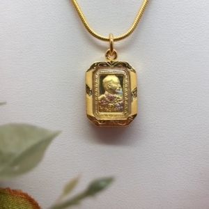 จี้ทองรัชกาลที่ ๕ ด้านหลังพระพุทธชินราช ขนาด 1.6x2 cm องค์สามกษัตริย์ เสริมบารมี ชุบทอง ชีวิตรุ่งเรือง มีโชคลาภ งานสวย