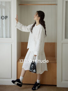 ชุดเดรสยาวปานกลางปักลายสไตล์ฝรั่งเศส กระโปรงสั้นสีขาว แขนยาว คอตั้ง ทรงหลวม ฤดูใบไม้ผลิ ฤดูใบไม้ร่วง ฤดูร้อน ฤดูหนาว