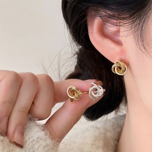 ต่างหูสีทองสไตล์ฮ่องกงสำหรับผู้หญิง เครื่องประดับแฟชั่นสไตล์เก๋ไก๋ไม่ซ้ำใคร เครื่องประดับหูสไตล์ไฮเอนด์ ต่างหูแบบไม่มีเพชร