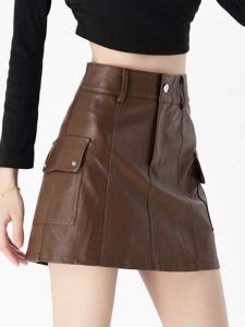 QIAOMIDUO | กระโปรงสั้นผู้หญิงเอวสูง PU หนังสีน้ำตาล ทรงเอ สไตล์หวาน แฟชั่นฤดูใบไม้ร่วง/ฤดูหนาว เดรสสั้นสีพื้น