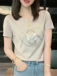 เสื้อยืดแขนสั้นผู้หญิงปักลายหูหมู ทรงเข้ารูป คอกลม แฟชั่นฤดูร้อน 2025 ใหม่ เสื้อผ้าทำงาน ผ้าฝ้ายผสมโพลีเอสเตอร์