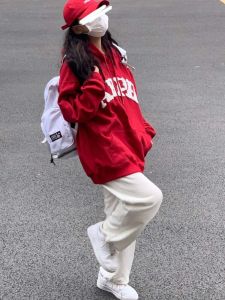 เสื้อฮู้ดสีแดงมีฮู้ดสำหรับผู้หญิง ทรงหลวม แขนยาว ปกติ คอตตอน ฤดูใบไม้ร่วง/ฤดูหนาว เสื้อผ้าทำงานสไตล์ย้อนยุค แฟชั่นสตรีท แบรนด์ Guotao