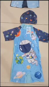 Baju Renang Anak Cowok Set Dengan Topi Terusan Pendek Bahan Tebal Cepat Kering Motif Keren Indoor Outdoor