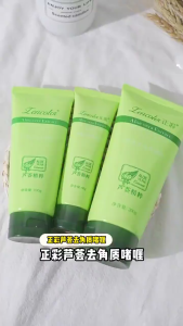 Exfoliating Gel Perontok Daki LENCOLOR GINBI 100ml Face Peel Scrub ALOE VERA EXTRACT XX057\\n\\n Apa Itu Gel Perontok Daki LENCOLOR GINBI 100ml?\\n\\nGel Perontok Daki LENCOLOR GINBI 100ml adalah produk perawatan wajah yang dirancang untuk membantu menghilangkan sel-sel kulit mati dan kotoran yang menumpuk di permukaan kulit. Produk ini menggunakan ekstrak lidah buaya sebagai bahan utamanya, yang dikenal memiliki sifat melembabkan dan anti-inflamasi.\\n\\n Manfaat dan Keunggulan Produk\\n\\nBerikut beberapa manfaat dan keunggulan dari Gel Perontok Daki LENCOLOR GINBI 100ml:\\n\\n- Membantu menghilangkan sel-sel kulit mati dan kotoran yang menumpuk di permukaan kulit\\n- Mengandung ekstrak lidah buaya yang melembabkan dan anti-inflamasi\\n- Cocok untuk semua jenis kulit, termasuk kulit sensitif\\n- Tidak menyebabkan iritasi atau alergi\\n- Membantu meningkatkan tekstur dan penampilan kulit\\n\\n Komposisi dan Khasiat Utama\\n\\nGel Perontok Daki LENCOLOR GINBI 100ml mengandung berbagai bahan aktif yang dirancang untuk memberikan manfaat maksimal pada kulit wajah. Berikut beberapa komposisi utama dan khasiatnya:\\n\\n- Ekstrak lidah buaya: Melembabkan dan anti-inflamasi\\n- AHA (Alpha Hydroxy Acid): Membantu mengangkat sel-sel kulit mati dan mencerahkan kulit\\n- BHA (Beta Hydroxy Acid): Membantu membersihkan pori-pori dan mengurangi penampilan jerawat\\n\\n Cara Menggunakan Gel Perontok Daki LENCOLOR GINBI 100ml\\n\\nBerikut langkah-langkah penggunaan yang benar untuk Gel Perontok Daki LENCOLOR GINBI 100ml:\\n\\n1. Bersihkan wajah dengan pembersih wajah yang sesuai dengan jenis kulit Anda\\n2. Oleskan gel secara merata pada wajah\\n3. Biarkan gel berada di wajah selama 10-15 menit\\n4. Bilas wajah dengan air hangat\\n5. Lanjutkan dengan rutinitas perawatan kulit Anda yang biasa\\n\\n Tips dan Trik Penggunaan\\n\\nBerikut beberapa tips dan trik penggunaan Gel Perontok Daki LENCOLOR GINBI 100ml:\\n\\n- Gunakan gel ini 1-2 kali seminggu untuk hasil terbaik\\n- Jangan gunakan gel ini jika kulit Anda sedang iritasi atau meradang\\n- Jangan gunakan gel ini jika Anda memiliki kondisi kulit yang sensitif atau rentan terhadap iritasi\\n\\n Kelebihan dan Kekurangan Gel Perontok Daki LENCOLOR GINBI 100ml\\n\\n Kelebihan\\n\\nBerikut beberapa kelebihan dari Gel Perontok Daki LENCOLOR GINBI 100ml:\\n\\n- Membantu menghilangkan sel-sel kulit mati dan kotoran yang menumpuk di permukaan kulit\\n- Mengandung ekstrak lidah buaya yang melembabkan dan anti-inflamasi\\n- Cocok untuk semua jenis kulit, termasuk kulit sensitif\\n- Tidak menyebabkan iritasi atau alergi\\n- Membantu meningkatkan tekstur dan penampilan kulit\\n\\n Kekurangan\\n\\nBerikut beberapa kekurangan dari Gel Perontok Daki LENCOLOR GINBI 100ml:\\n\\n- Tidak cocok untuk kulit yang sedang iritasi atau meradang\\n- Tidak cocok untuk kulit yang sensitif atau rentan terhadap iritasi\\n\\n Kesimpulan dan Rekomendasi\\n\\nGel Perontok Daki LENCOLOR GINBI 100ml adalah produk perawatan wajah yang dirancang untuk membantu menghilangkan sel-sel kulit mati dan kotoran yang menumpuk di permukaan kulit. Produk ini mengandung ekstrak lidah buaya sebagai bahan utamanya, yang dikenal memiliki sifat melembabkan dan anti-inflamasi. Gel Perontok Daki LENCOLOR GINBI 100ml cocok untuk semua jenis kulit, termasuk kulit sensitif, dan tidak menyebabkan iritasi atau alergi. Namun, produk ini tidak cocok untuk kulit yang sedang iritasi atau meradang, serta kulit yang sensitif atau rentan terhadap iritasi. Gunakan gel ini 1-2 kali seminggu untuk hasil terbaik.\n}