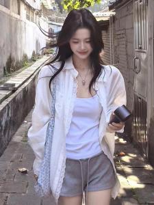 เสื้อเชิ้ตแขนยาวป้องกันแสงแดดผู้หญิงหลวมๆ ดีไซน์ลูกไม้ ทรงหลวมๆ สำหรับฤดูร้อน ผ้าฝ้ายผสมโพลีเอสเตอร์ ทรงปกติ