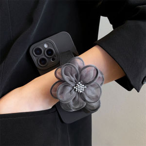 เคสโทรศัพท์ Apple แบบมีสายรัดแขนแบบมีดอกไม้สีดำและเทาพร้อมสายรัดแบบสะพายข้างสำหรับ iPhone 16 pro Max Apple 17 pro Max