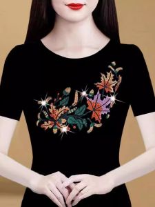 เสื้อยืดแขนสั้นคอตั้งทรงเข้ารูปสไตล์ใหม่ฤดูร้อนป้องกันแสงแดด หมวกกันแดด ปกปิดหน้าท้อง เสื้อยืดคอกลมสีพื้นประดับเพชรสำหรับผู้หญิง