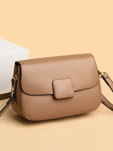 กระเป๋าสะพายข้างหนังแท้สำหรับผู้หญิง กระเป๋าสี่เหลี่ยมเล็กแบบเรียบง่าย สไตล์ใหม่ 2025 กระเป๋าสะพายไหล่แบบลำลองสีพื้น กระเป๋าสะพายข้างทรงสี่เหลี่ยมเล็กแบบอเนกประสงค์