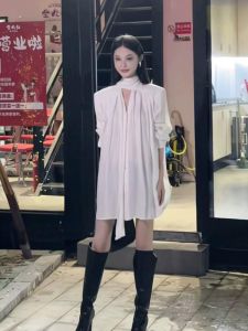 เสื้อเชิ้ตแขนยาวทรงหลวมสไตล์ฝรั่งเศสสำหรับผู้หญิงในฤดูใบไม้ร่วงและฤดูหนาว ทรงยาวปานกลาง คุณภาพระดับไฮเอนด์ คอวี สีพื้น